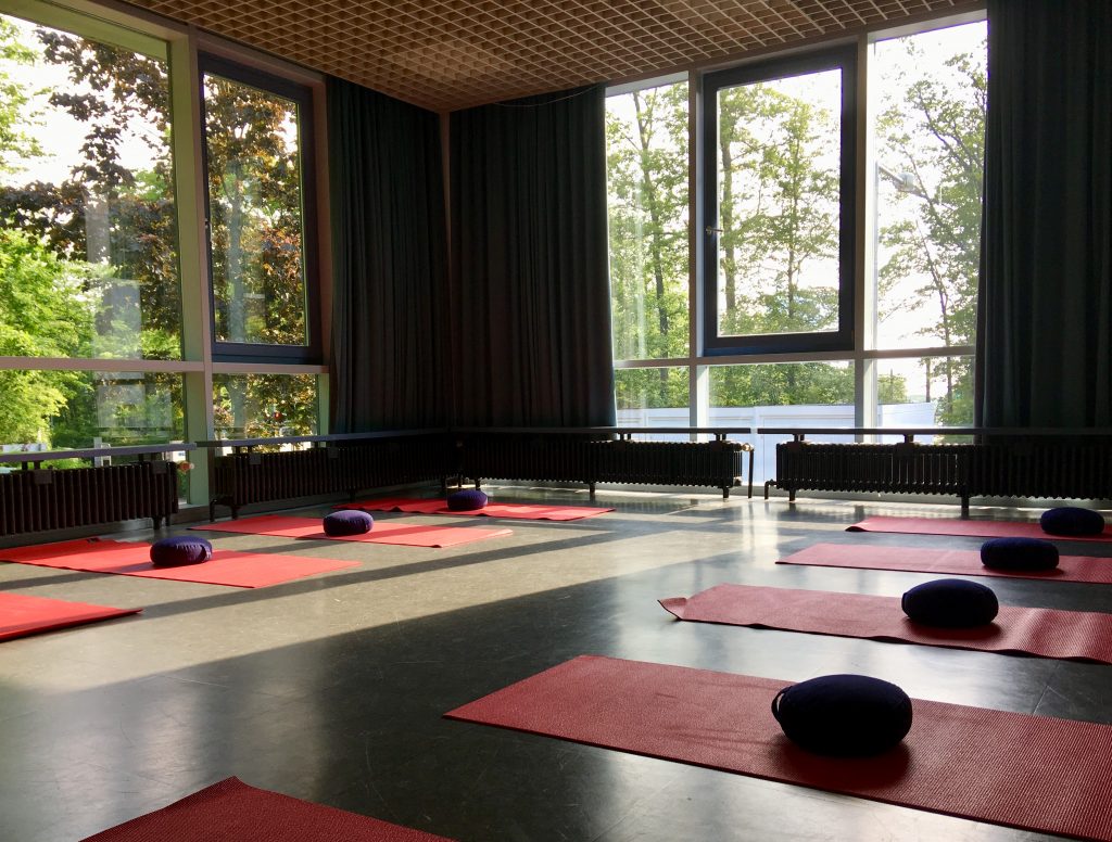 Yogaraum auf dem Lerchenberg mit blick ins Grüne.